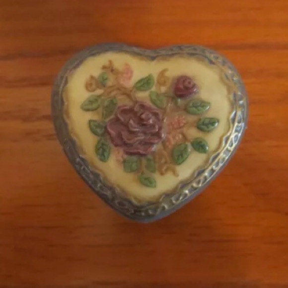 Porcelain Heart Shaped Trinket Box - Picture 2 of 6